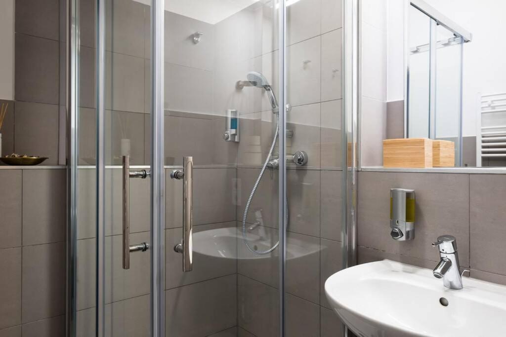 Sc 05 By Rockchair Apartments L Superhost Status L 2 Bedrooms Boxspringbeds Balcony Elevator - Cozy Family & Business Flair Welcomes You! Berlin Luaran gambar